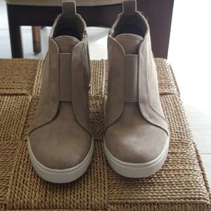 A new day wedge sneaker taupe 8.5